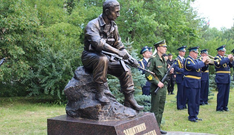 В Петрозаводске установлен памятник зищитнику Родины