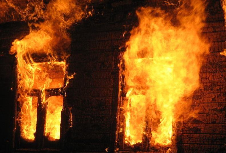 Минувшей ночью пожарные спасли 5 человек из горящего дома в Петрозаводске