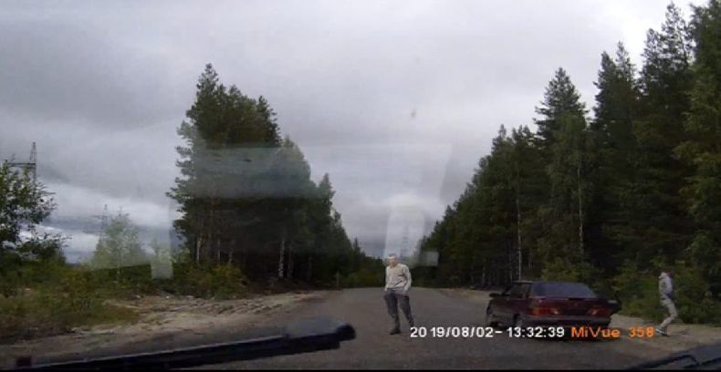 Неизвестные на машине без номеров и с пистолетом напугали водителей на трассе в Карелии