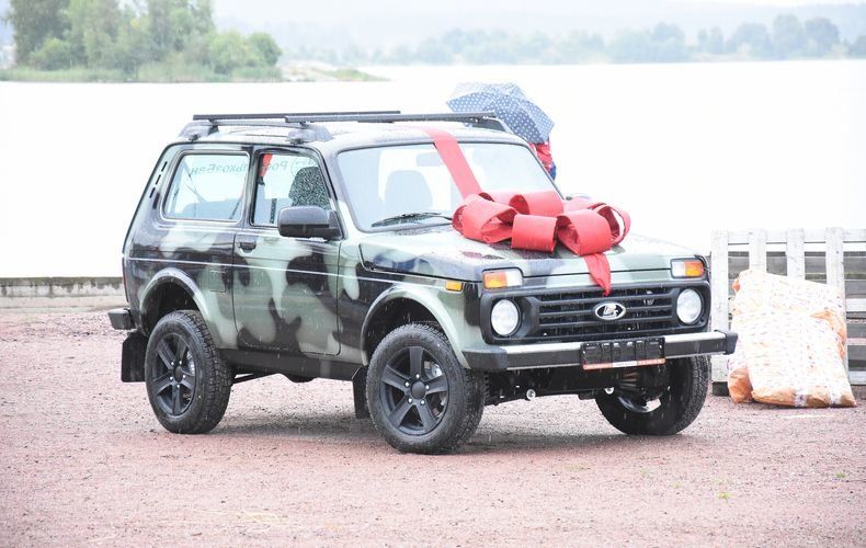 Автомобиль «Нива» на празднике «Ладожские шхеры» достался интернациональному экипажу