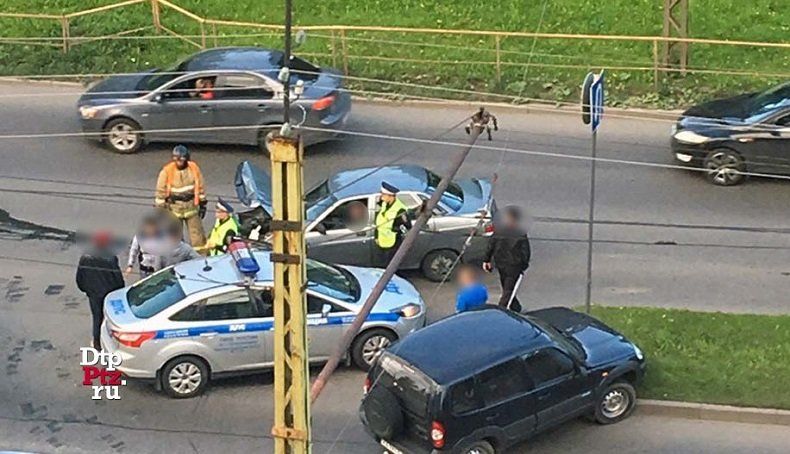 Видео: на Комсомольском проспекте столкнулись четыре автомобиля