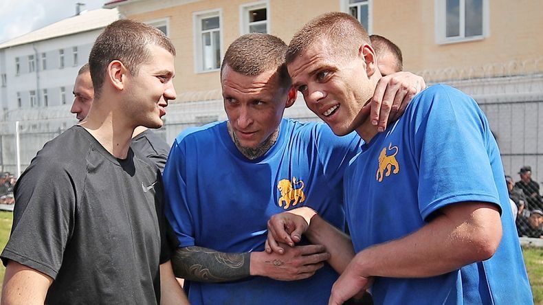 Футболисты Кокорин и Мамаев вышли из колонии по УДО