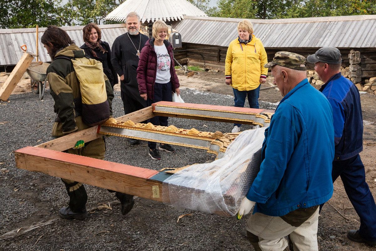 Золоченый иконостас вернулся в Преображенскую церковь острова Кижи