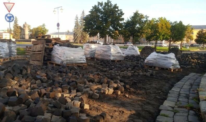 У Вечного огня заключенные колонии №9 демонтируют брусчатку. Узнали подробности