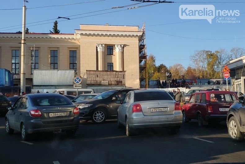 Вокзал Петрозаводска по-прежнему остается без парковки для такси