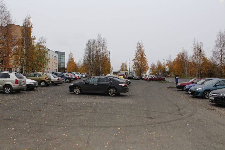 Не менее 85 машин! Парковку у Республиканской больницы в Петрозаводске заметно увеличили