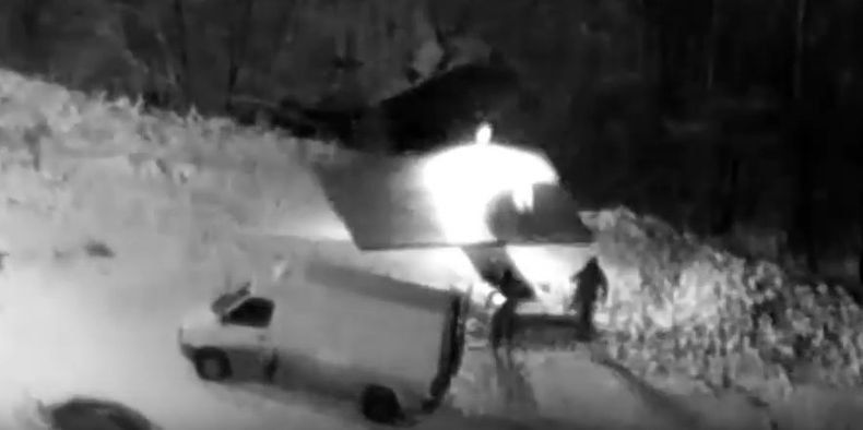 Уличные билборды демонтируют варварским способом и под напряжением