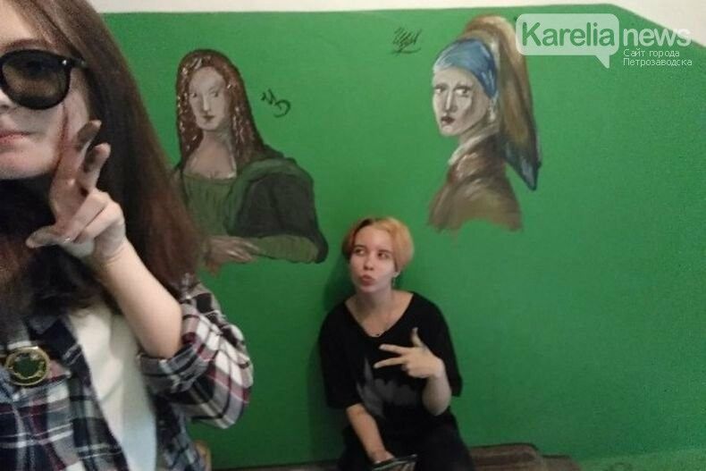 Уля и Оля. Нашли того, кто украшает подъезды Медвежьегорска работами Серова, Ван Гога и Мунка