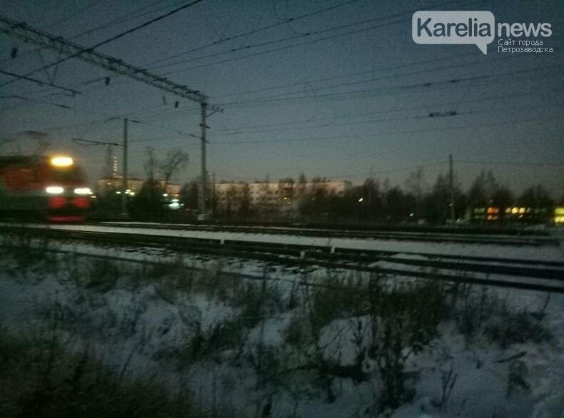 Попавшая под поезд 17-летняя школьница из Карелии могла погибнуть из-за опасной игры