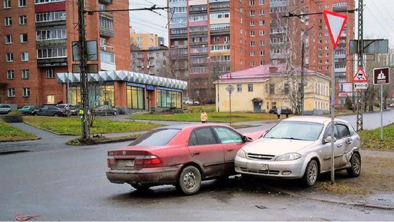 Столкновение четырех автомобилей в Петрозаводске попало на видео
