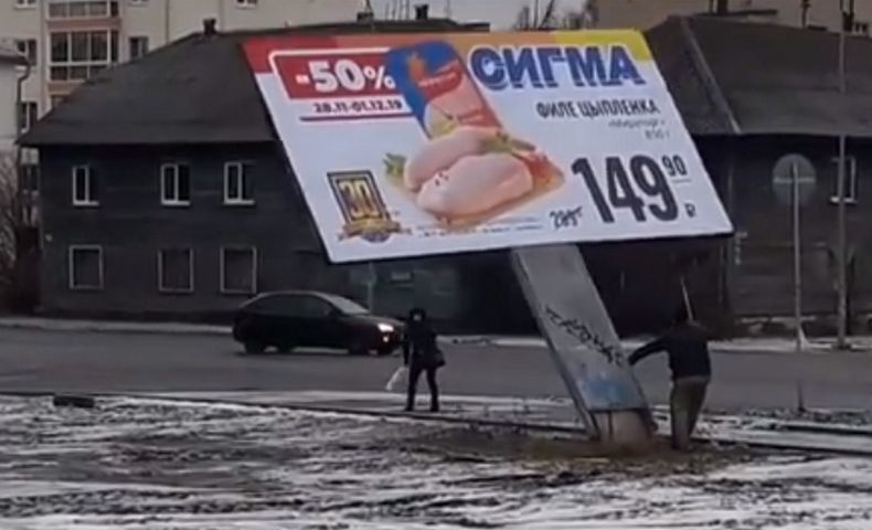 Следком проведет проверку по факту опасного падения рекламного щита в Петрозаводске