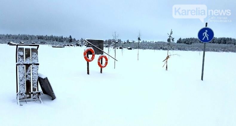 Без парома, дороги и автобуса. В Панозере жители снова вынуждены ездить по опасному льду