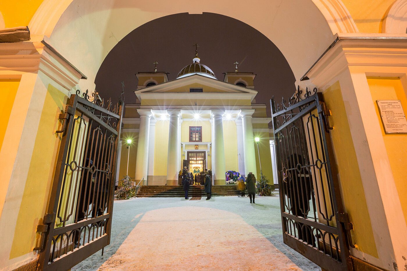 Рождественский фоторепортаж из главного храма Карелии