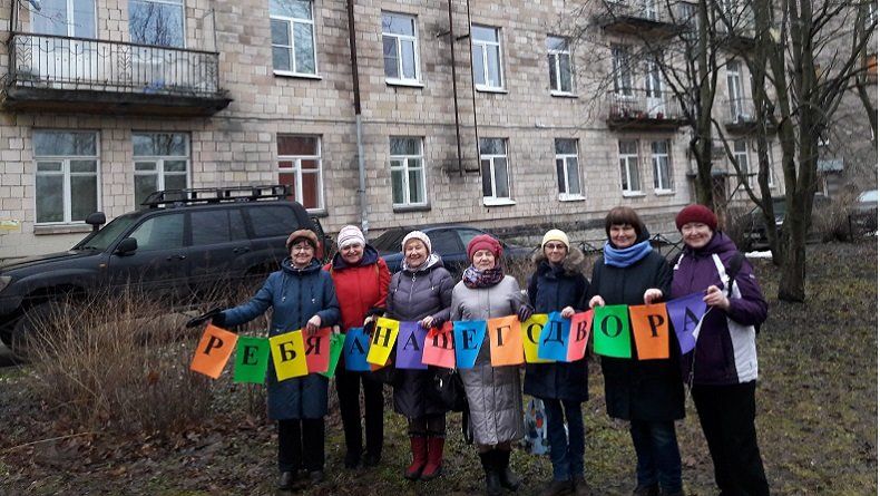 Петрозаводчане устроили необычный флешмоб во дворе жилого дома