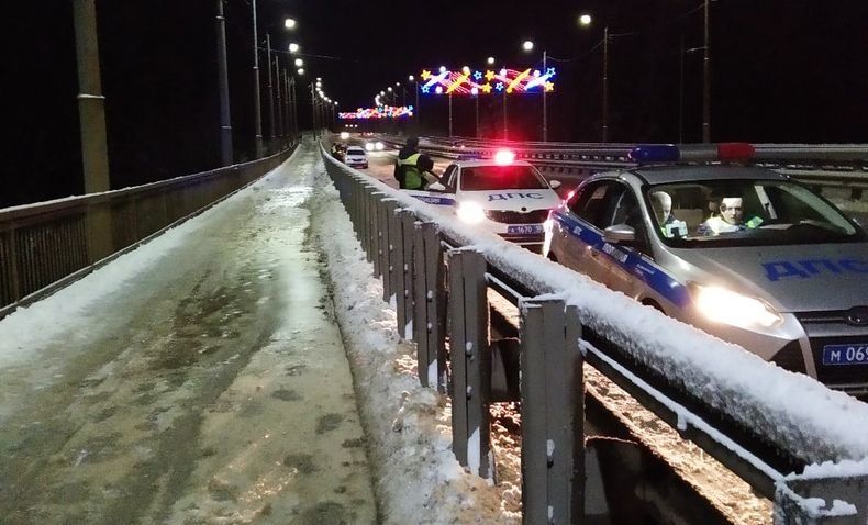 Яму на Лесном, которая повредила десятки машин, снова засыпали. Надолго ли?