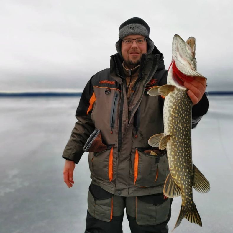 Щука на 12 кг и огромные окуни. Карельские рыбаки похвастались новогодними уловами