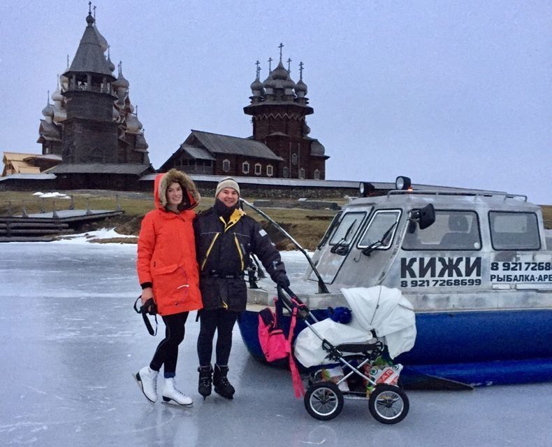 Молодая пара, которая приехала с ребенком на Кижи на коньках, объяснила свое отношение к критике