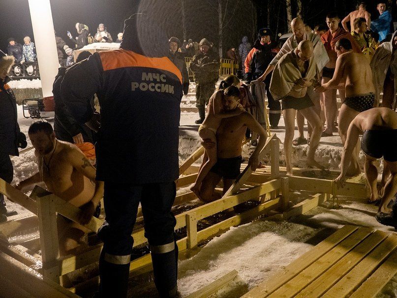 Безопасность жителей Карелии во время Крещенских купаний обеспечат 129 человек и 30 единиц техники