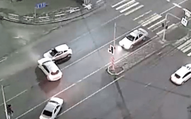 В Петрозаводске водитель передумал поворачивать и поехал прямо на красный свет. Печальный итог опасного маневра – на видео