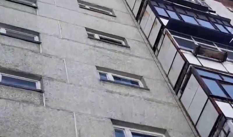Житель Петрозаводска разбился, упав с седьмого этажа