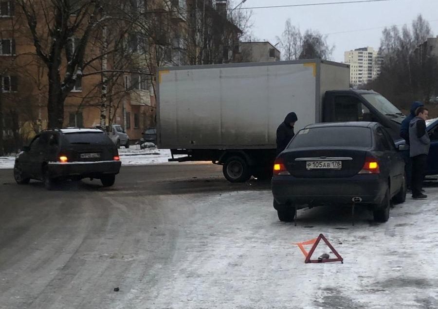 Не справились с управлением. Три человека пострадали вчера в дорожных авариях