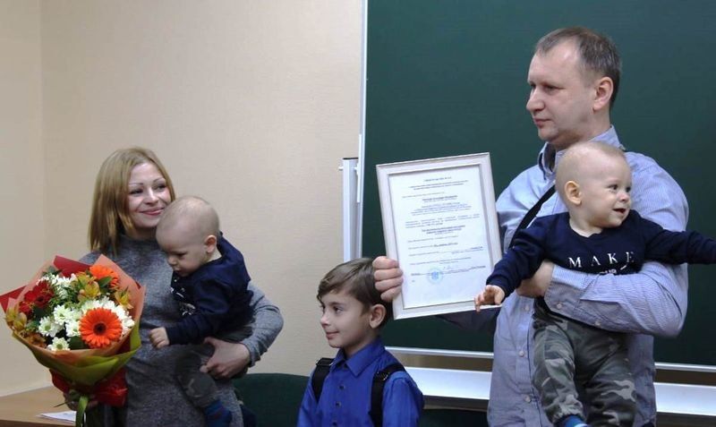 Родители тройняшек из Пудожа получили от республики деньги на новое жилье