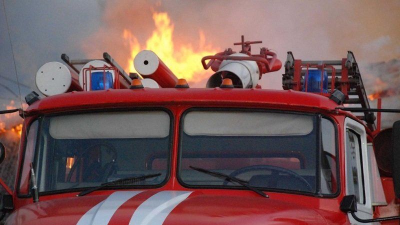8 человек вывели пожарные из горящей пятиэтажки в Сулажгоре