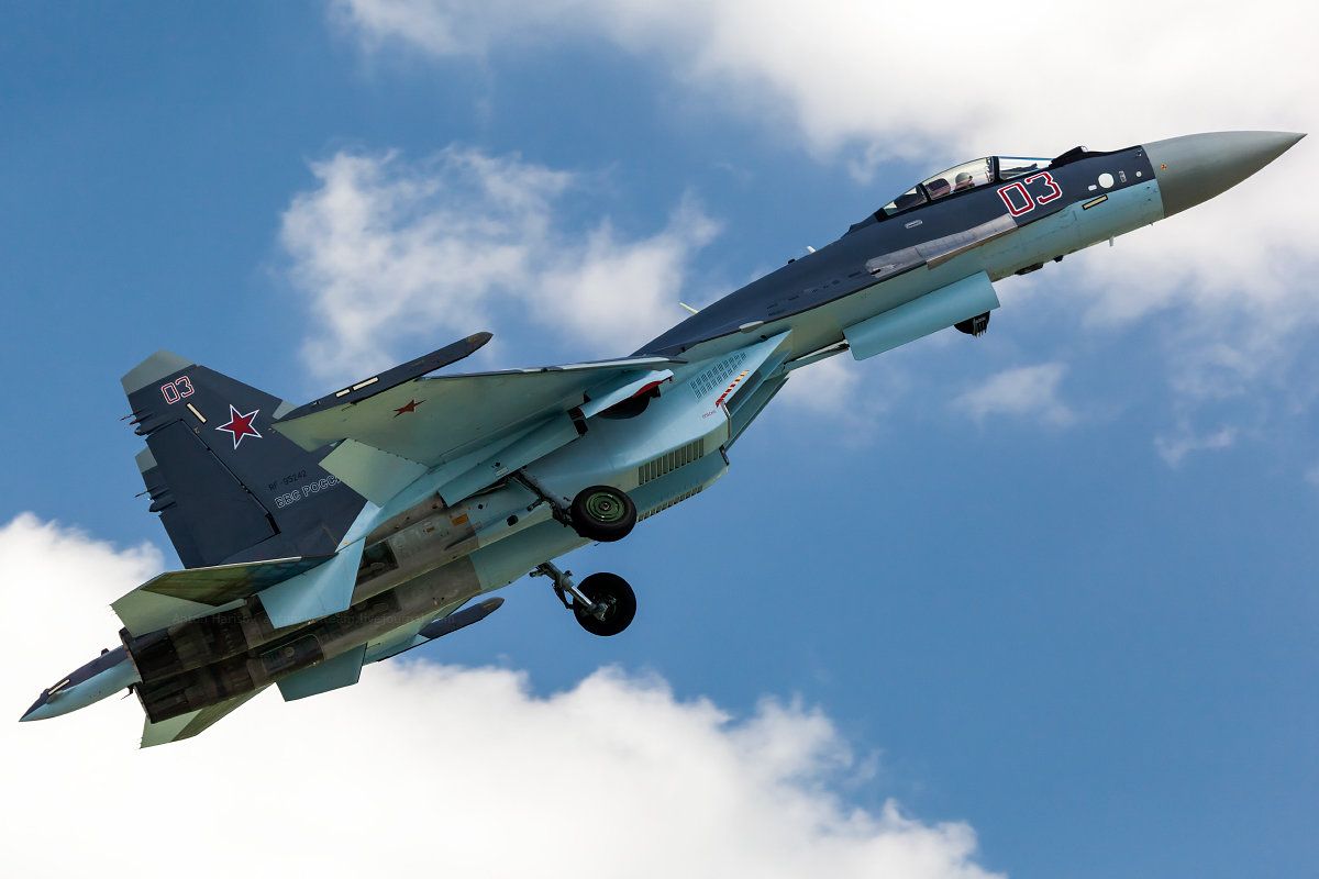 Видео: первые полеты новейших истребителей Су-35С в небе над Карелией