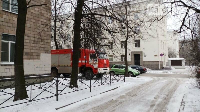 На крыше дома в Петрозаводске обнаружен обмороженный молодой человек