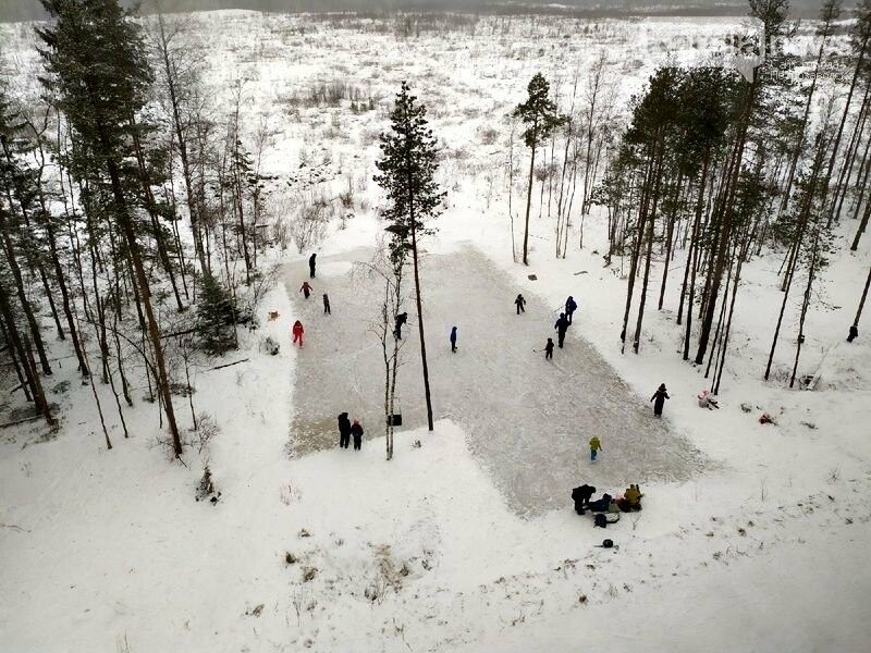 Жители Древлянки обустроили каток на месте лужи