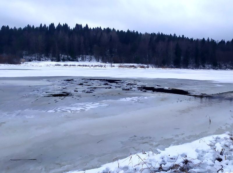 Пассажирка снегохода утонула на Ладожском озере