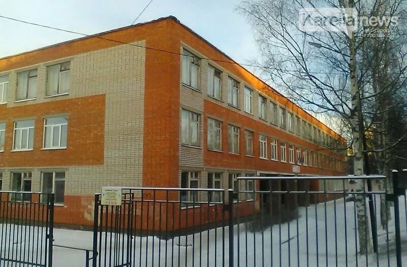 Родители детей школы №5 заступились за директора после скандала про «толстоватые ноги»