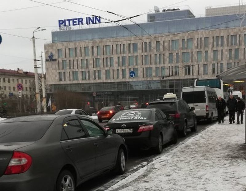 У вокзала в Петрозаводске больше нельзя бесплатно и законно припарковать машину