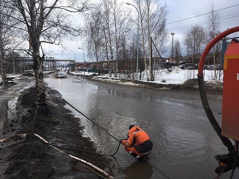 Коммунальщики прочистили сети ливневой канализации на девяти улицах Петрозаводска