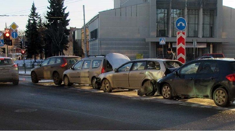 5 машин столкнулись на перекрестке в центре Петрозаводска. Видео