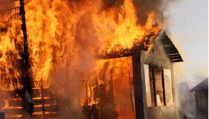 Мужчина и женщина погибли при пожаре в жилом доме в Карелии