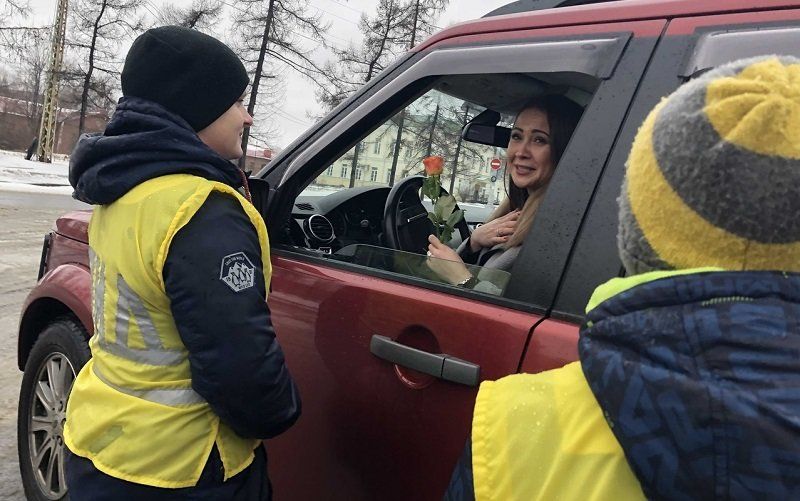 “Цветочный Патруль” поздравил автоледи в Петрозаводске с праздником 8 Марта