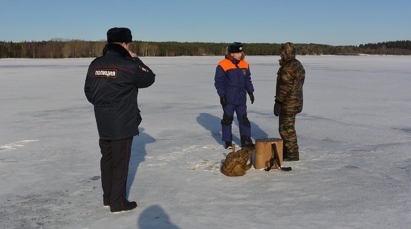 Двух рыбаков оштрафовали за выход на лед Онежского озера