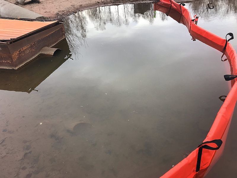 Нефтепродукты попали в озеро через ливневку в Петрозаводске