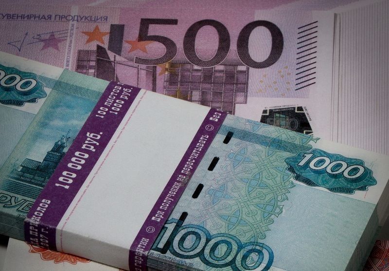 Рубль рухнул, евро по 90. Почём сегодня в Карелии продают валюту