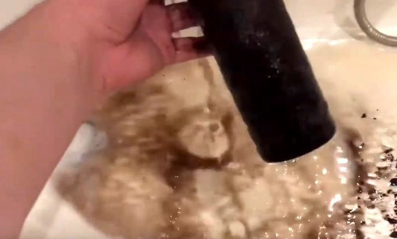 Черная вода с червями идет из кранов в квартирах Беломорска