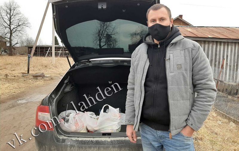 Карельский чиновник развозит продукты нуждающимся в помощи людям