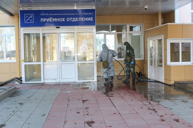 Сотрудники МЧС Карелии продезинфицировали здания Республиканской больницы