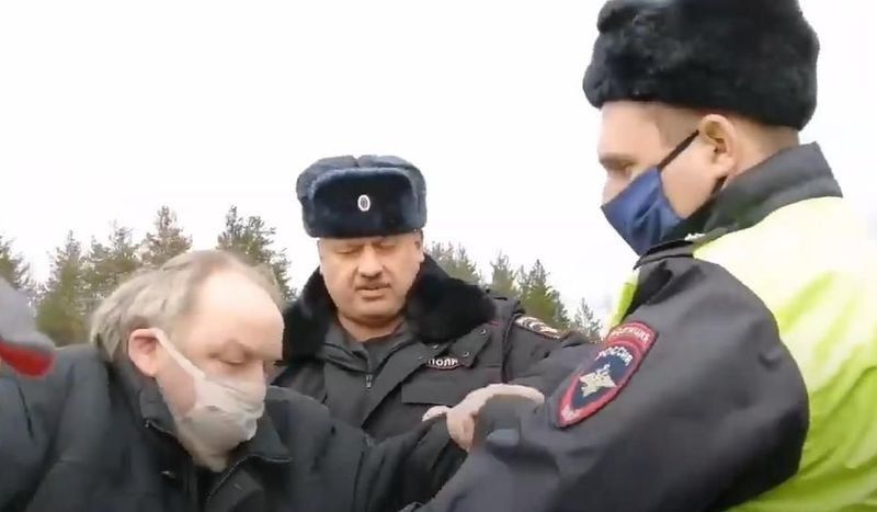 Одного из активистов увезли из Каменного бора на скорой с подозрением на инфаркт