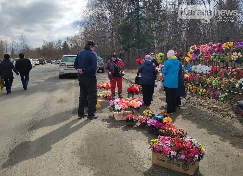 Тысячи петрозаводчан сегодня посетили городские кладбища