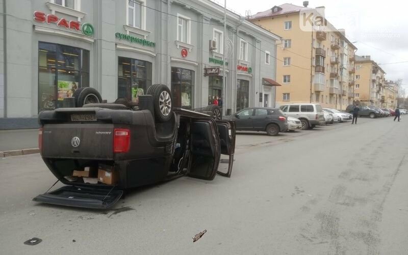 Легковушка перевернула джип на крышу в центре Петрозаводска
