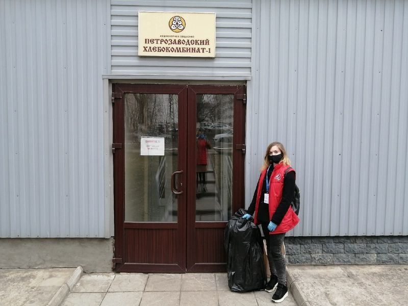 Петрозаводские волонтёры помогли хрюшке кормом