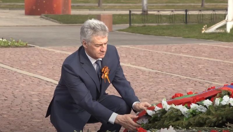 Артур Парфенчиков возложил цветы к Вечному огню и рассказал о своем деде