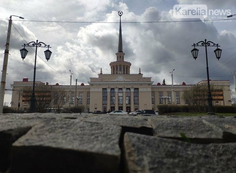 Проклятое место. В мэрии ответили на вопрос о яме на месте снесенного Биг-Бена