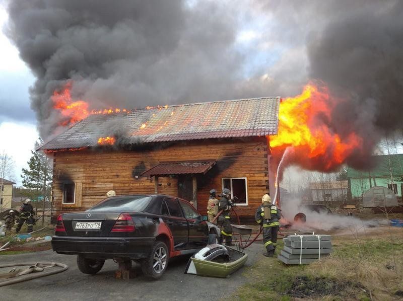 Из-за пожара молодая карельская семья с двухлетним ребенком лишилась крова и имущества